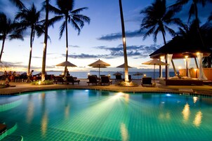 야외 수영장, 08:00 ~ 19:00 오픈, 수영장 파라솔, 일광욕 의자