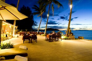 บริการอาหารเช้า อาหารกลางวัน อาหารเย็น, อาหารนานาชาติ, วิวชายหาด 