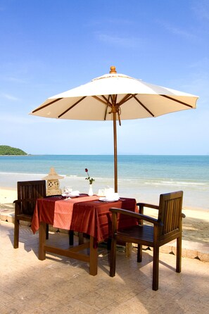 حيث تُقدم وجبات الإفطار، الغداء، الأطباق العالمية، إطلالات على الشاطئ