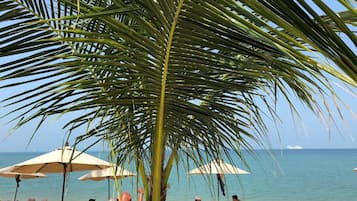 Pantai berhampiran, kerusi lepak pantai, payung, tuala pantai