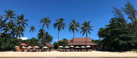 Beach nearby, sun-loungers, beach umbrellas, beach towels