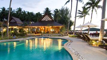 Una piscina al aire libre (de 08:00 a 19:00), sombrillas, tumbonas