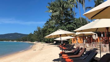 靠近海滩、沙滩椅、海滩遮阳伞、沙滩毛巾