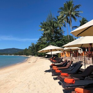 Beach nearby, sun loungers, beach umbrellas, beach towels - Kanok Buri Resort (Koh Samui)