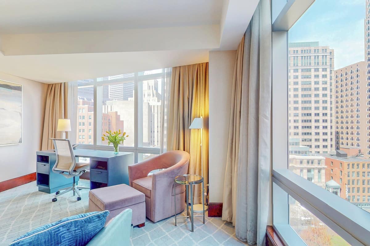 Classic Room, 1 King Bed, Corner (Greenway View) | Minibar, in-room safe, desk, laptop workspace