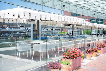 2 restaurants, breakfast, dinner served; American cuisine at InterContinental Boston by IHG