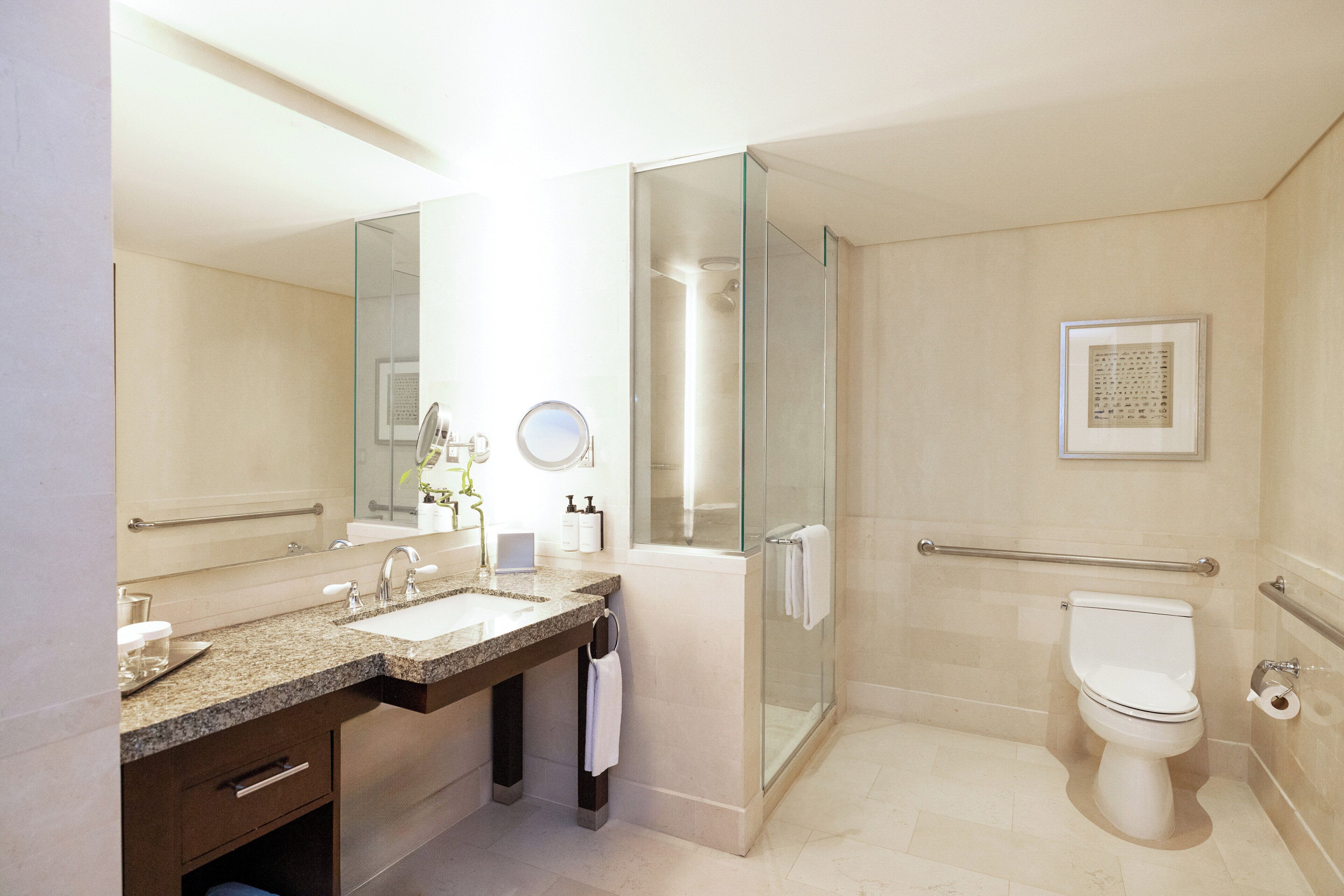 Minibar, caja de seguridad en la habitación y escritorio 