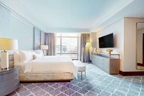 套房, 1 张特大床 (Ambassador) | 迷你吧、客房内保险箱、办公桌、笔记本电脑工作区