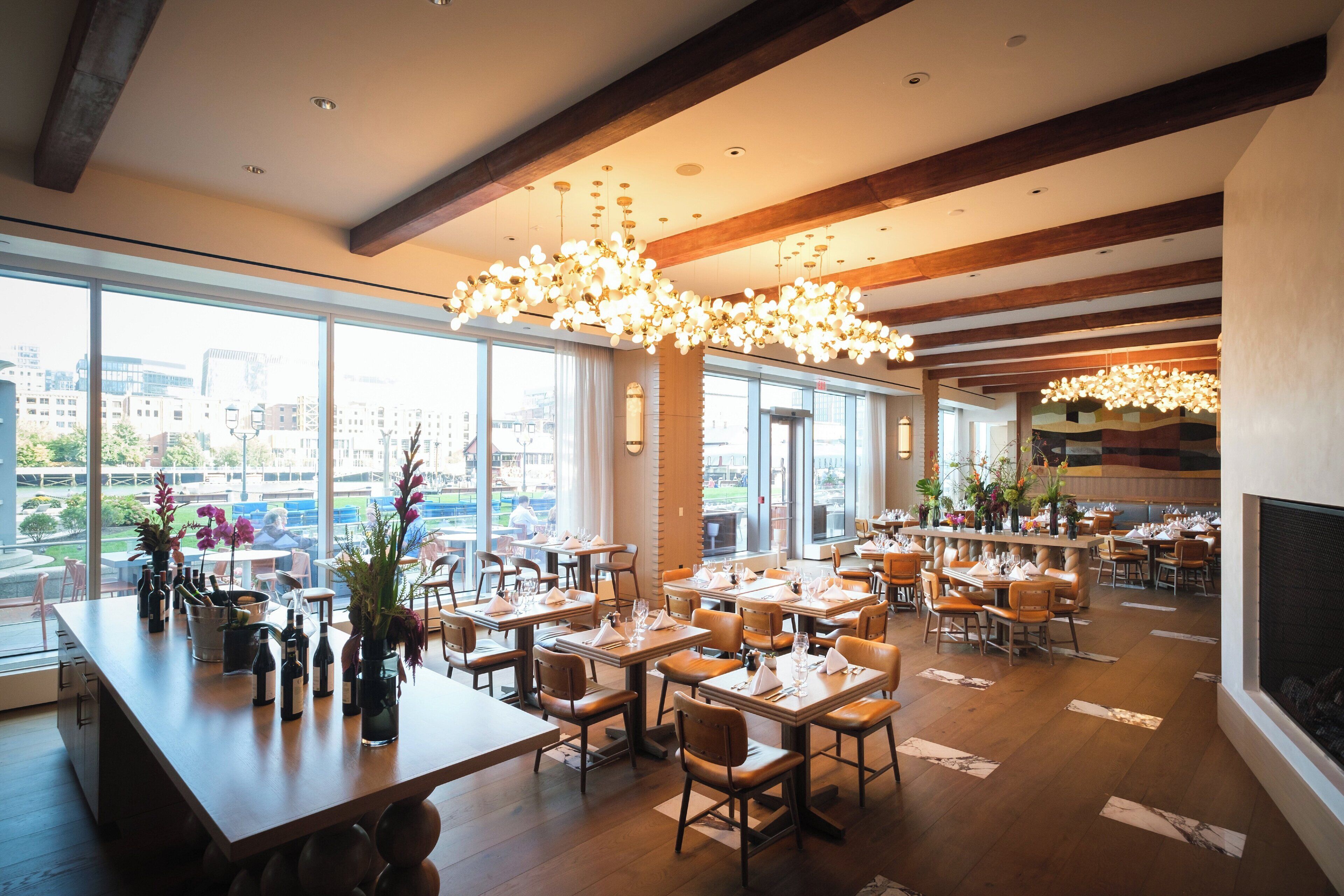 2 restaurants; breakfast and dinner served