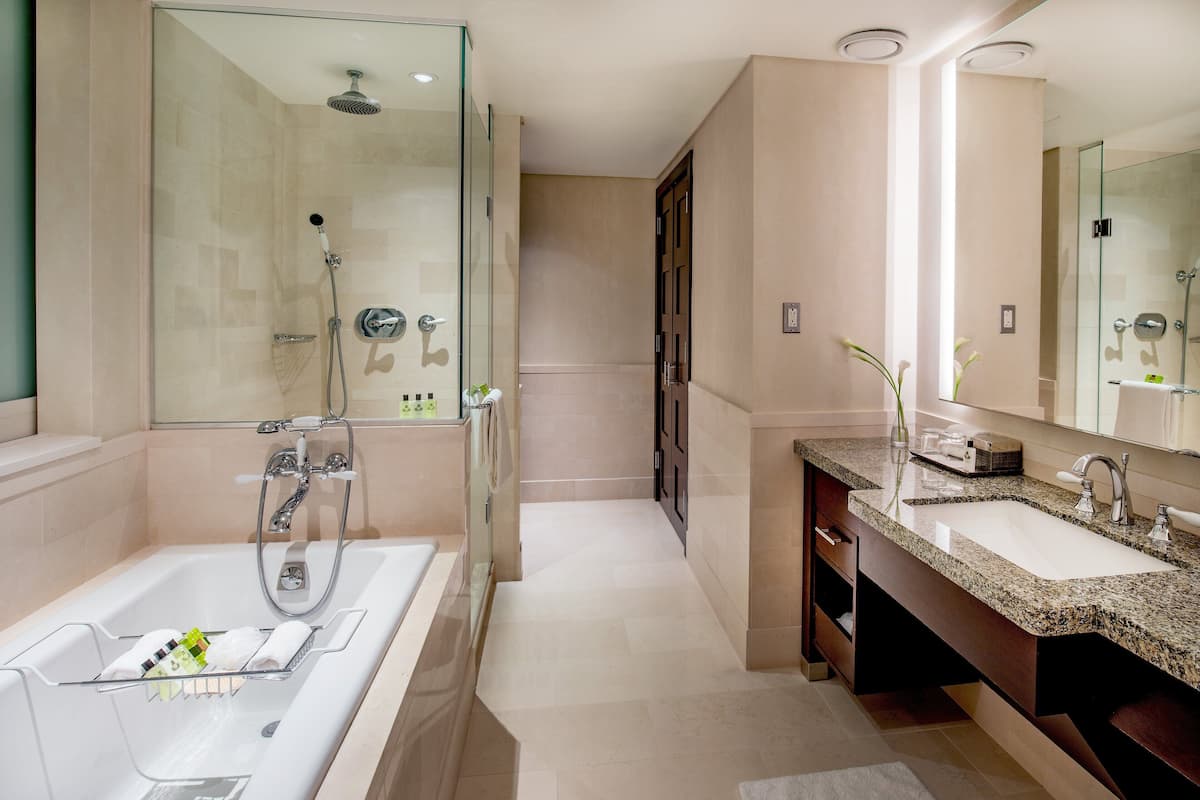 Minibar, coffres-forts dans les chambres, bureau