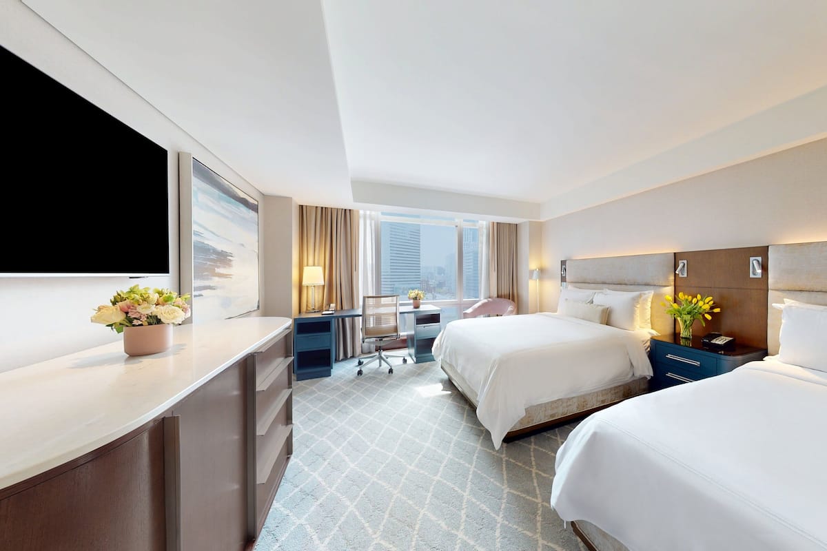 Minibar, coffres-forts dans les chambres, bureau