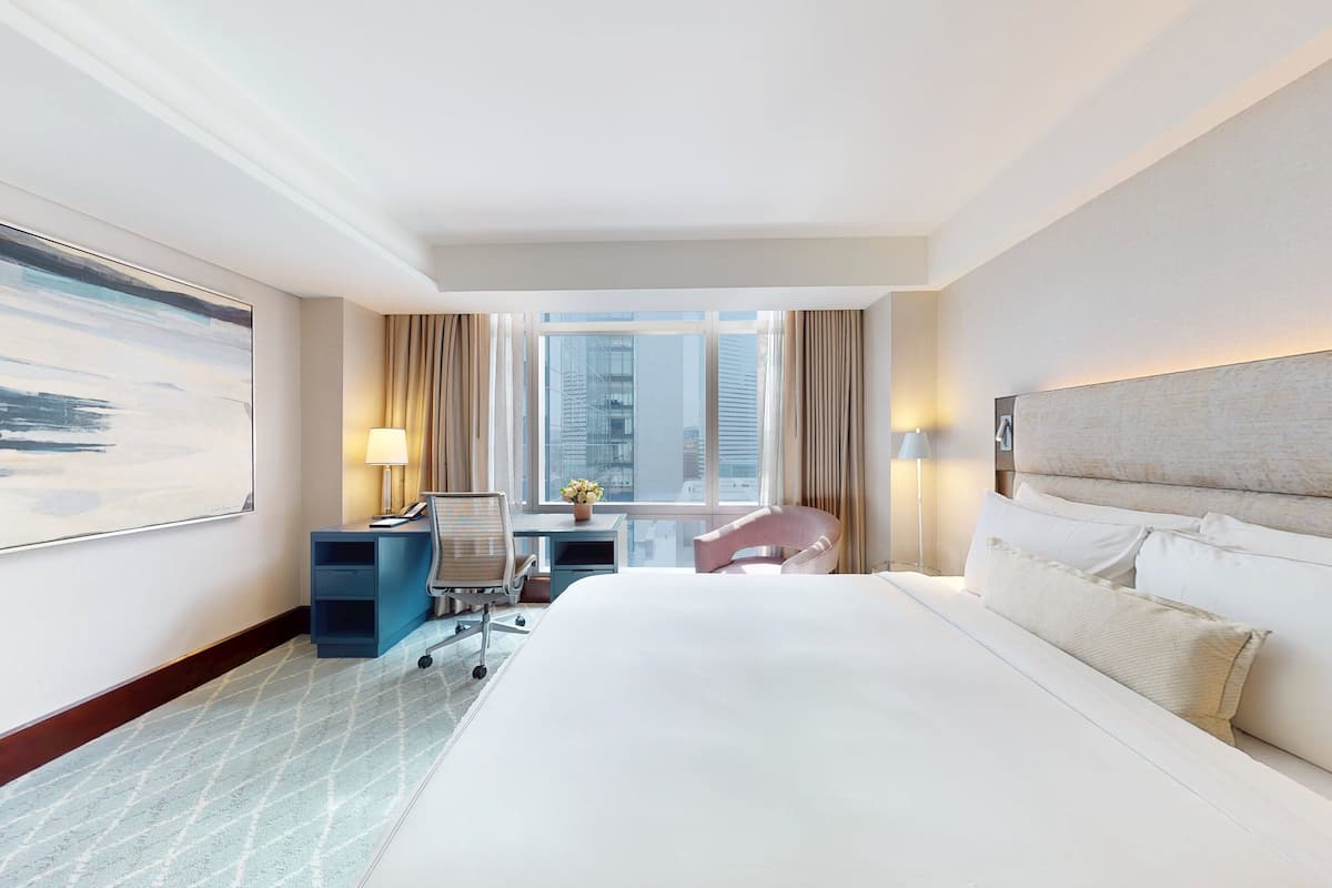 Minibar, coffres-forts dans les chambres, bureau