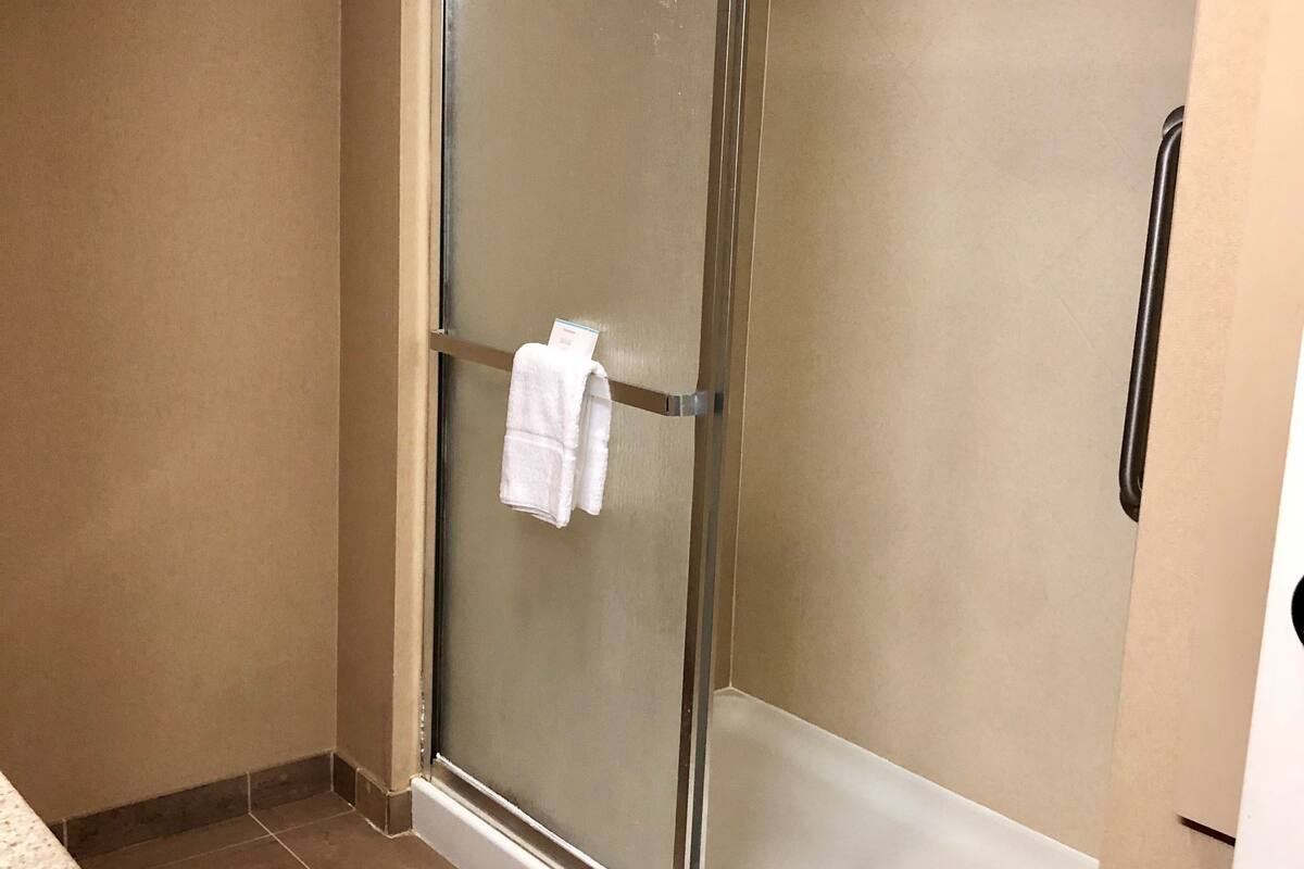 room, 1 king bed | bathroom | combined shower/bathtub, free toiletries, hair dryer, bathrobes