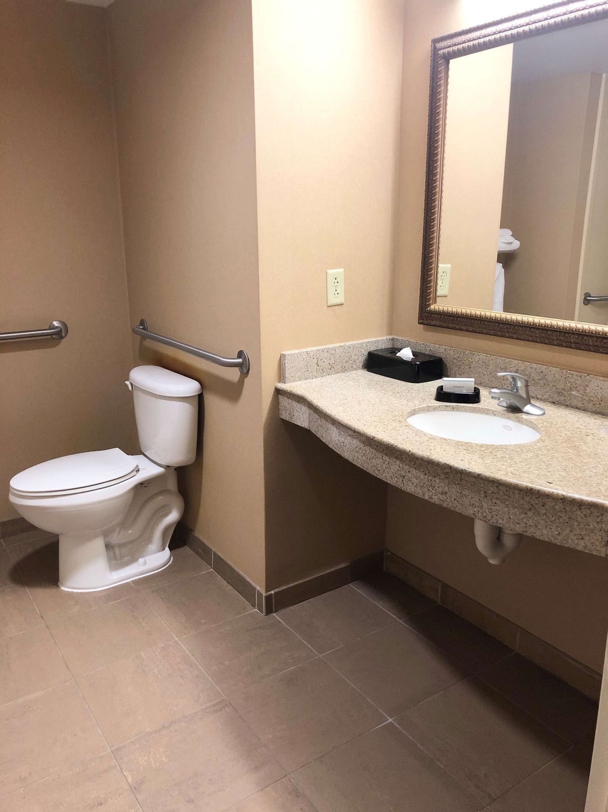Bathroom | Combined shower/tub, free toiletries, hair dryer, bathrobes