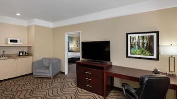 Escritorio, tabla de planchar con plancha, wifi gratis y ropa de cama