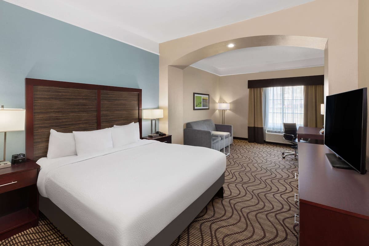 Deluxe Room, 1 King Bed, Accessible, Non Smoking (Mobility Accessible) | Desk, iron/ironing board, free WiFi, bed sheets