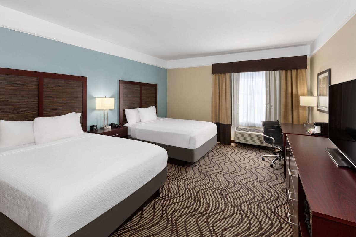 2 Queen Beds, Mobility Accessible Room, Roll-In Shower, Non-Smoking | โต๊ะทำงาน, เตารีด/โต๊ะรีดผ้า, Wi-Fi ฟรี, ผ้าปูที่นอน