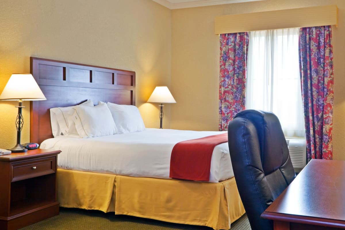 Daunenbettdecken, Schreibtisch, Verdunkelungsvorhänge