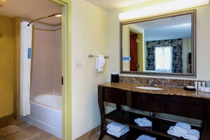 Combined shower/bathtub, free toiletries, hair dryer, towels - Hampton Inn & Suites Ft. Pierce (Fort Pierce)
