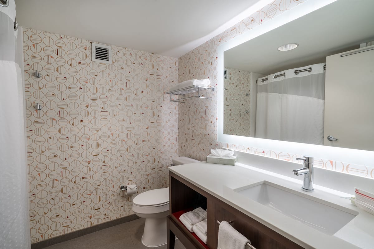Articles de toilette gratuits, sèche-cheveux, serviettes fournies, savon