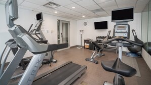 A gym with treadmills, elliptical machines, and weight benches. - Holiday Inn Atlanta/Roswell by IHG (Roswell)