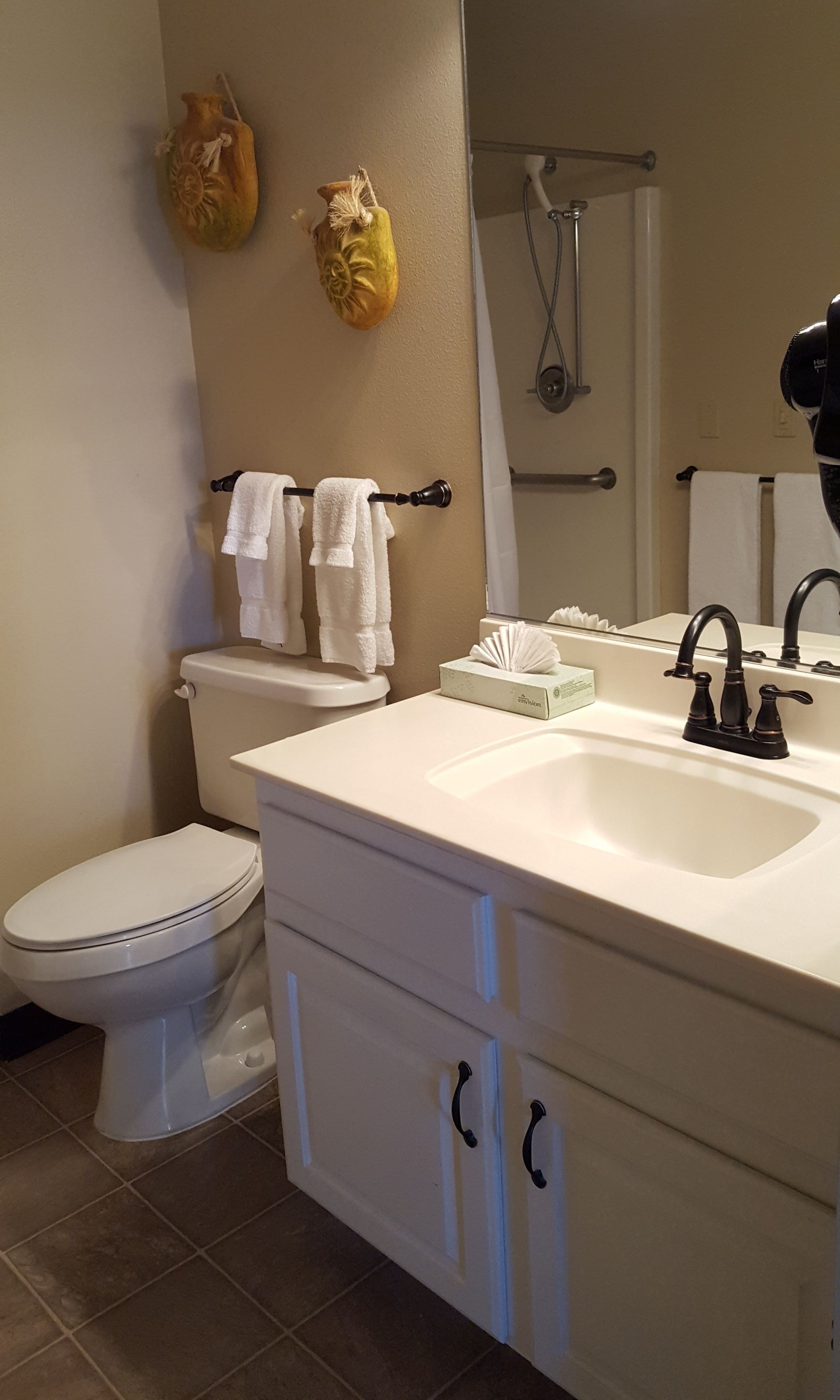 suite, 2 bedrooms | bathroom | shower, free toiletries, hair dryer, towels