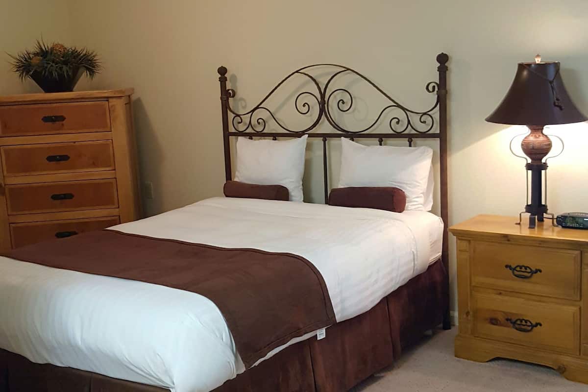 studio suite, 1 queen bed | iron/ironing board, free wifi, bed sheets