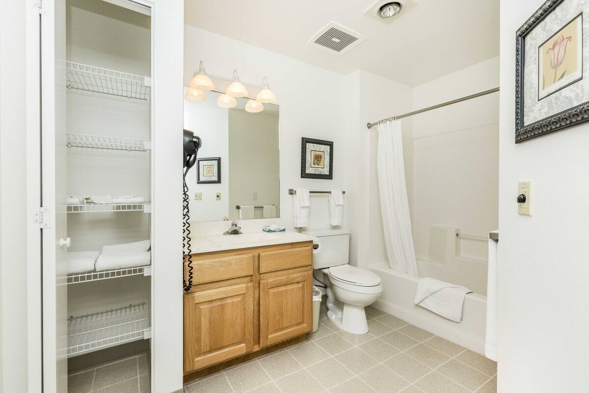suite, 1 bedroom | bathroom | shower, free toiletries, hair dryer, towels