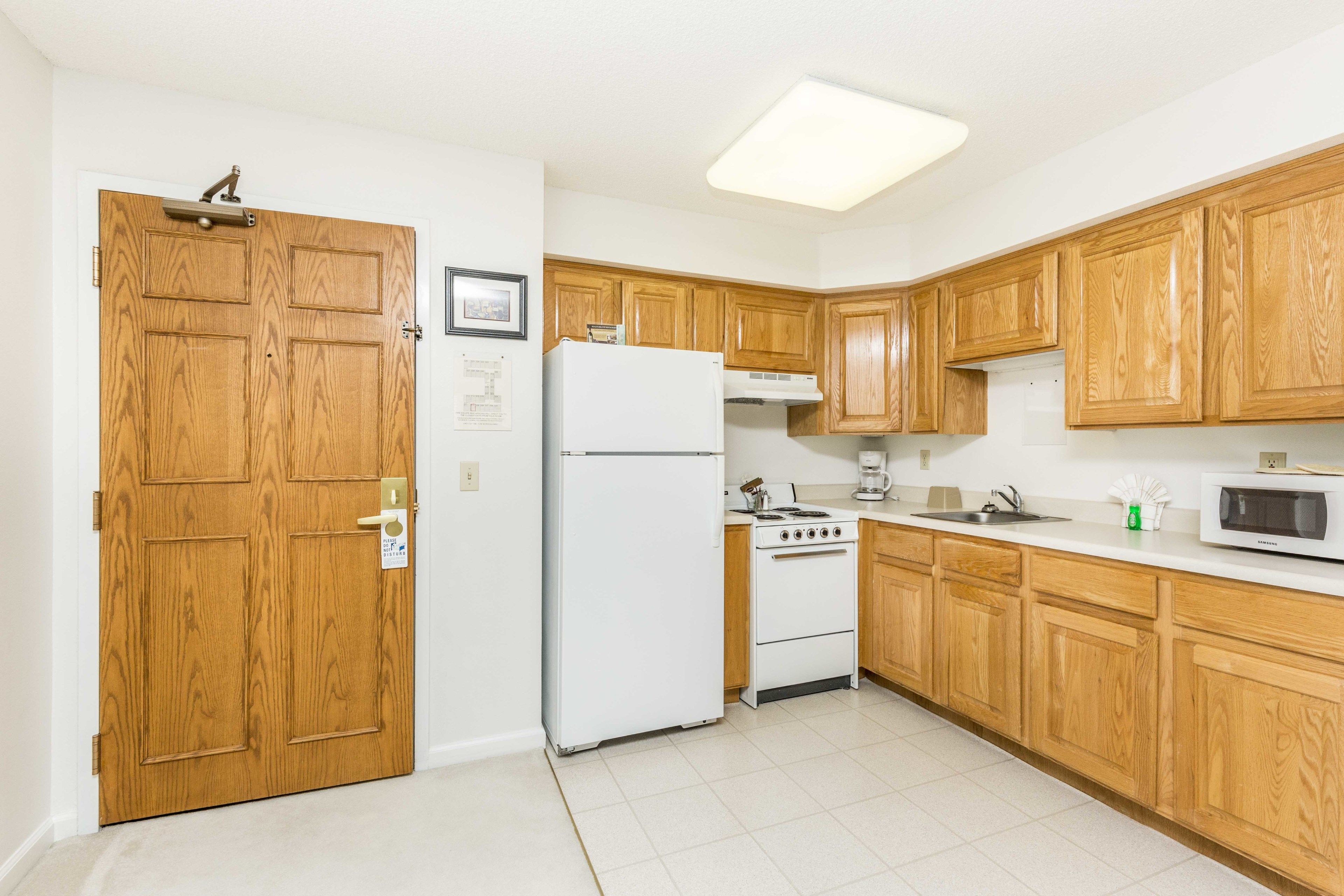 suite, 1 bedroom | private kitchen | full-sized fridge, microwave, oven, stovetop
