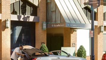 Parking sans voiturier (40.00 USD par nuit)