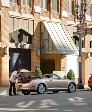 Parkering (USD 40.00 per natt) och parkeringsservice (USD 50 per natt)