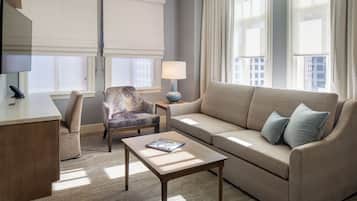 Suite monolocale Premier, 1 letto king, vista città | Biancheria da letto di alta qualità, materassi a doppio strato