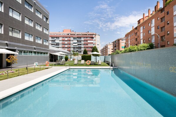Una piscina al aire libre de temporada