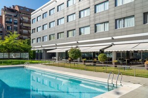 Una piscina al aire libre de temporada