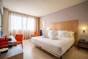 Minibar, caja fuerte, escritorio y cortinas opacas