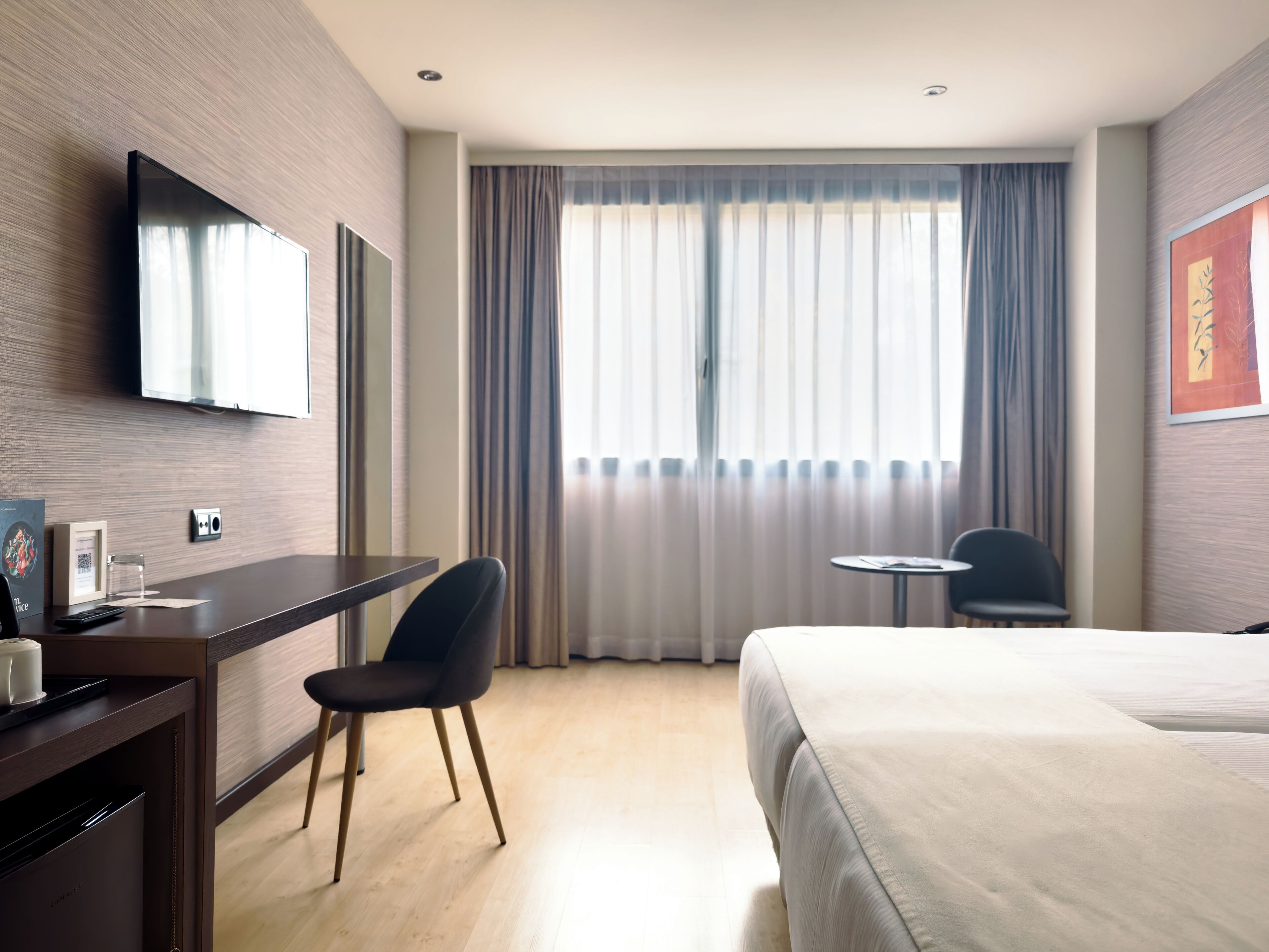 Minibar, coffres-forts dans les chambres, bureau, rideaux occultants