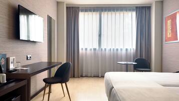 Minibar, coffres-forts dans les chambres, bureau, rideaux occultants