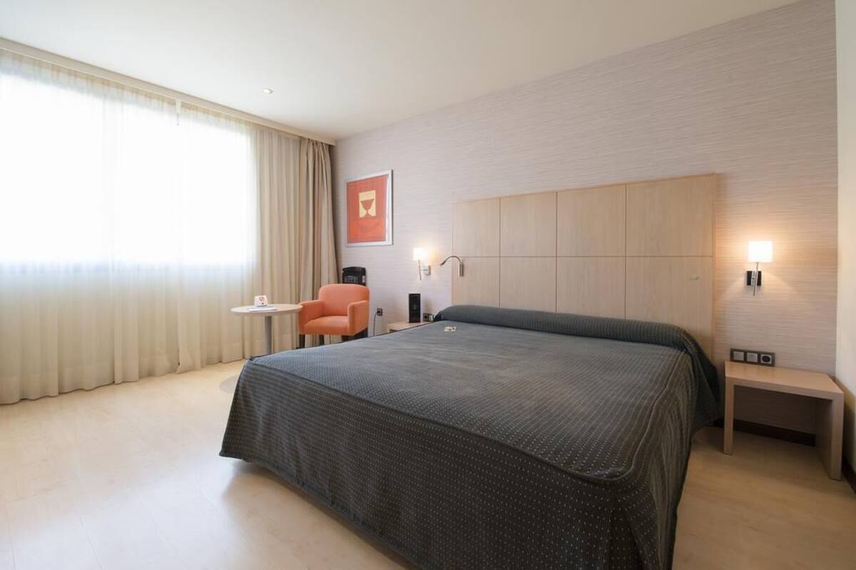 Minibar, caja de seguridad en la habitación y escritorio 