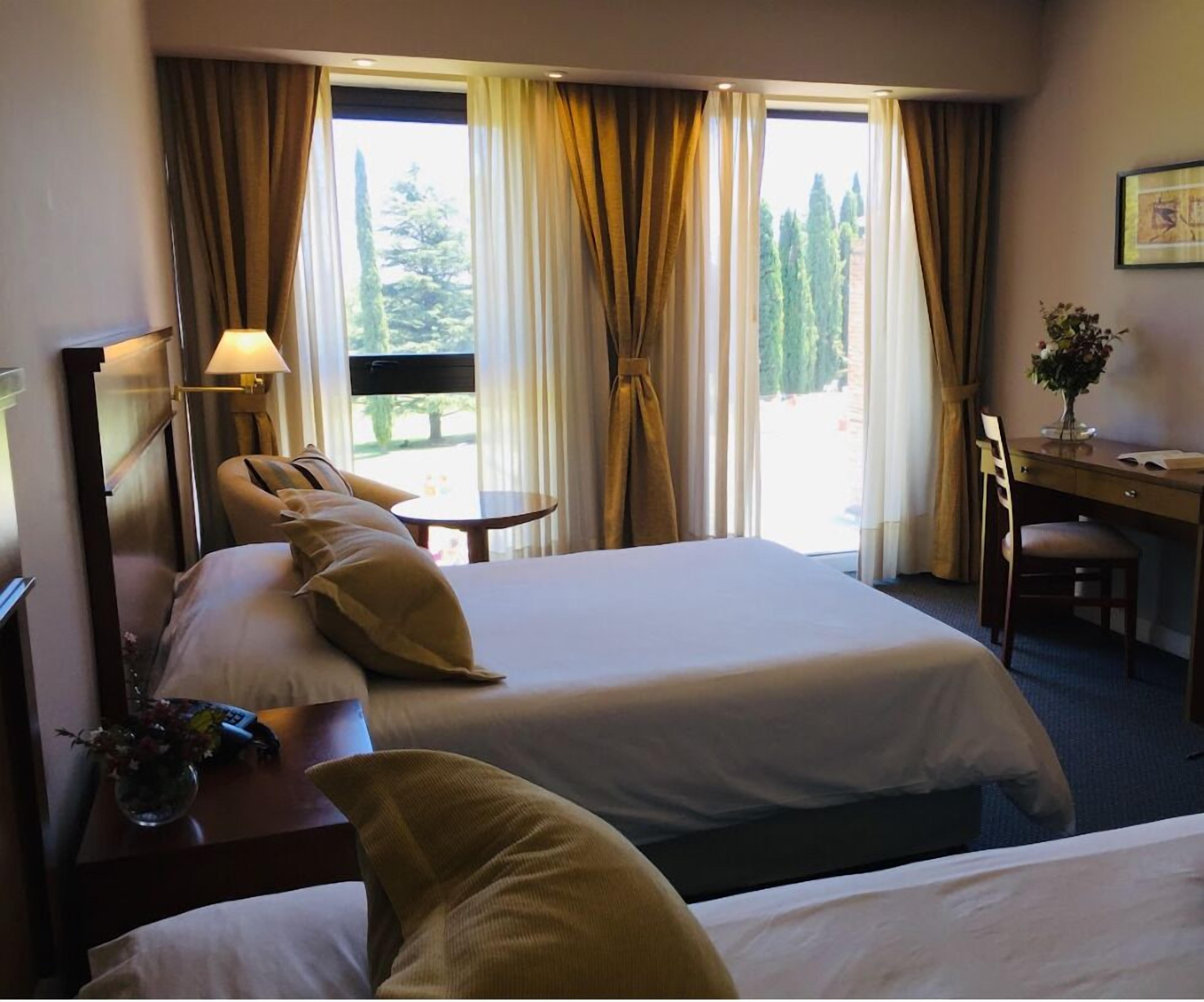 家庭双人房 | 迷你吧、客房内保险箱、办公桌、熨斗/熨板