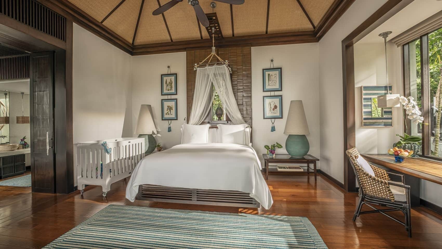 Familievilla (Pool) | Allergitestet sengetøy, minibar, safe på rommet og skrivebord