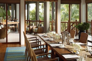 2 restaurantes; se sirve desayuno, almuerzo y cena; cocina tailandesa