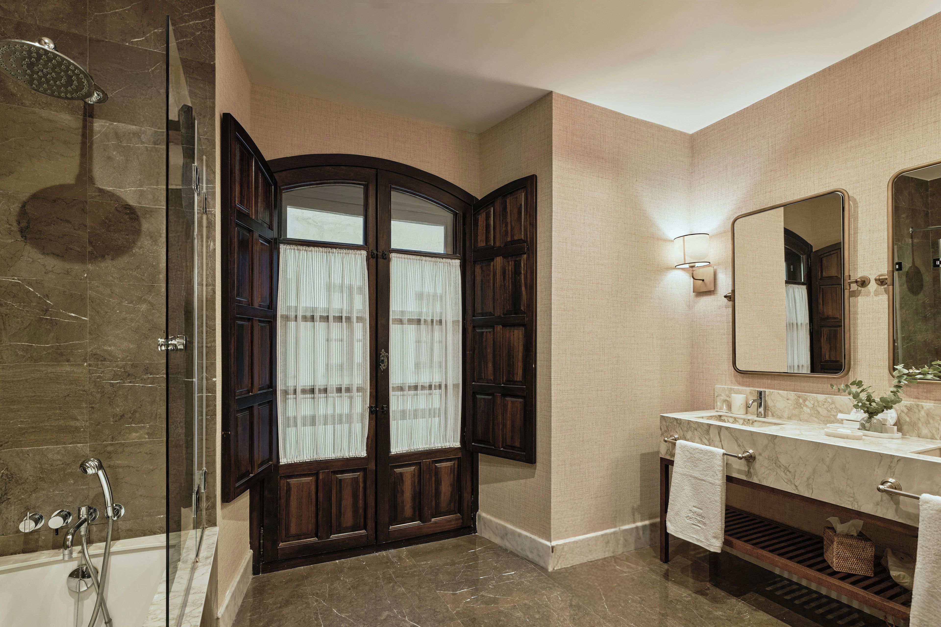 Une salle de bain avec une douche, un meuble-lavabo et un grand miroir.
