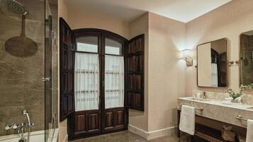 Une salle de bain avec une douche, un meuble-lavabo et un grand miroir.