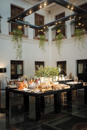 Daily buffet breakfast for a fee