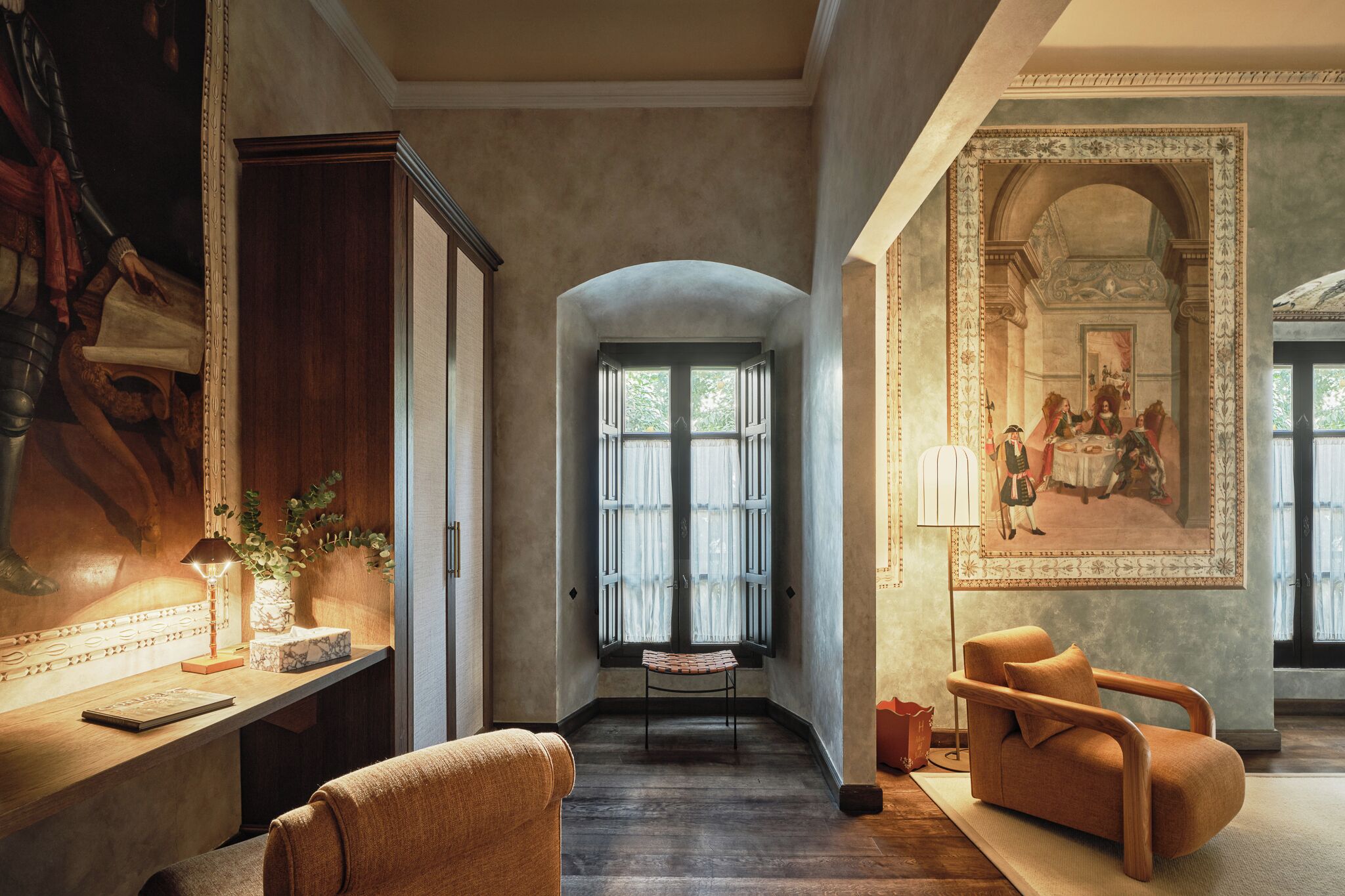 Suite – junior (Historic with soul) | Oppholdsområde | En 43-tommers Flatskjerm-TV med kabel-kanaler samt TV og Netflix