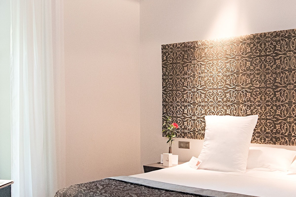 1 bedroom, Egyptian cotton sheets, premium bedding, down comforters