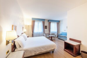 Suite junior | 1 habitación, ropa de cama de alta calidad y minibar 