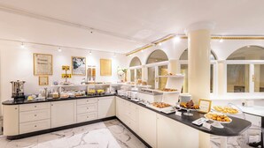 朝食 (ビュッフェ)、毎日提供 (有料)