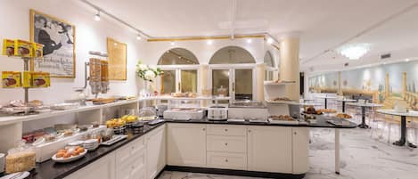Petit déjeuner buffet (15 EUR par personne)
