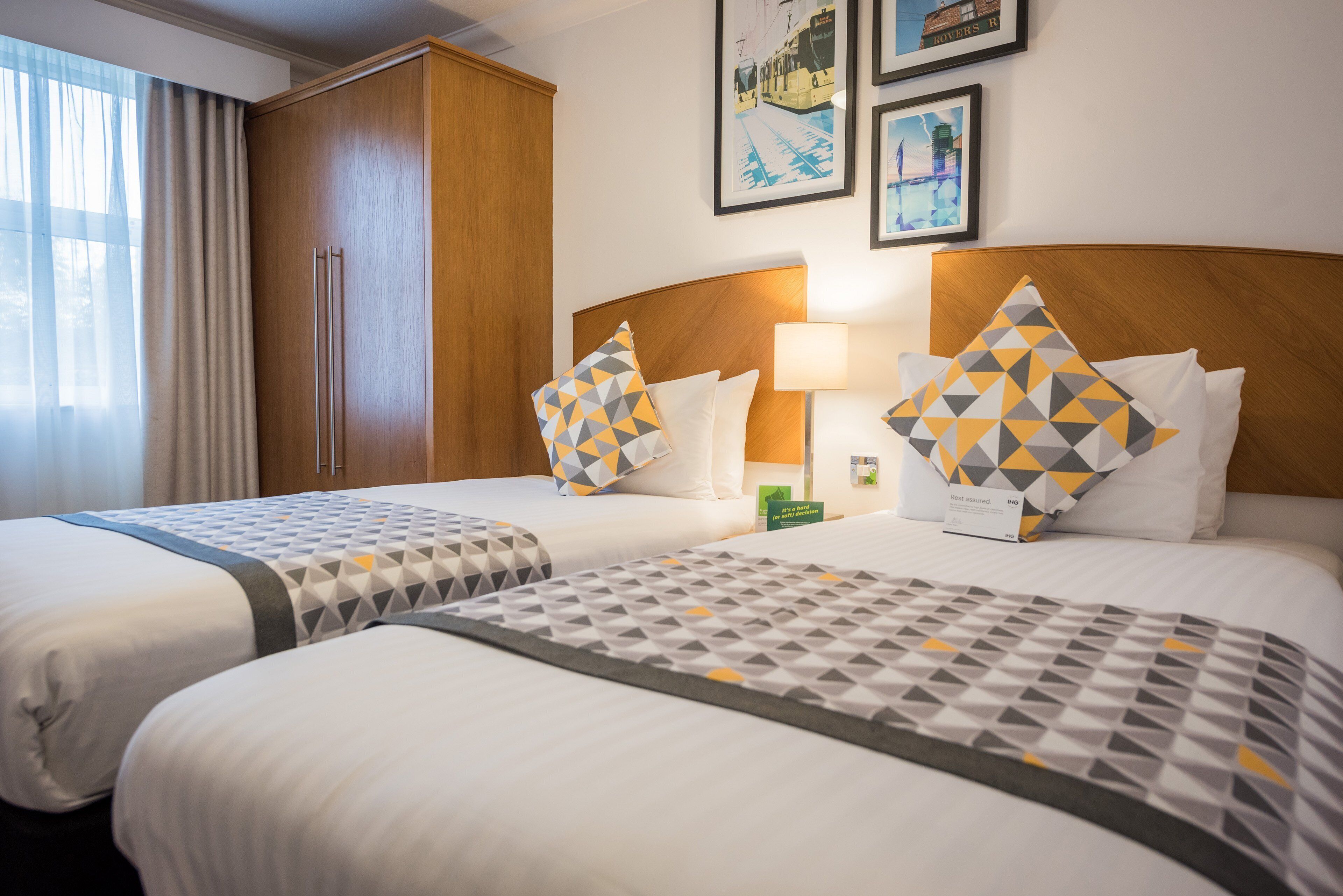 Rom – standard, 2 enkeltsenger | Safe på rommet, skrivebord, strykejern/-brett og barnesenger (inkludert)